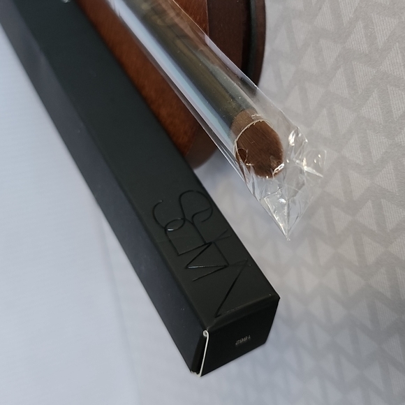 NARS # 49 Wet Dry Eyeshsdow Brush - Picture 2 of 8